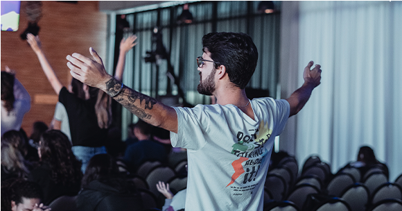 Aluno participando de um momento de adoração